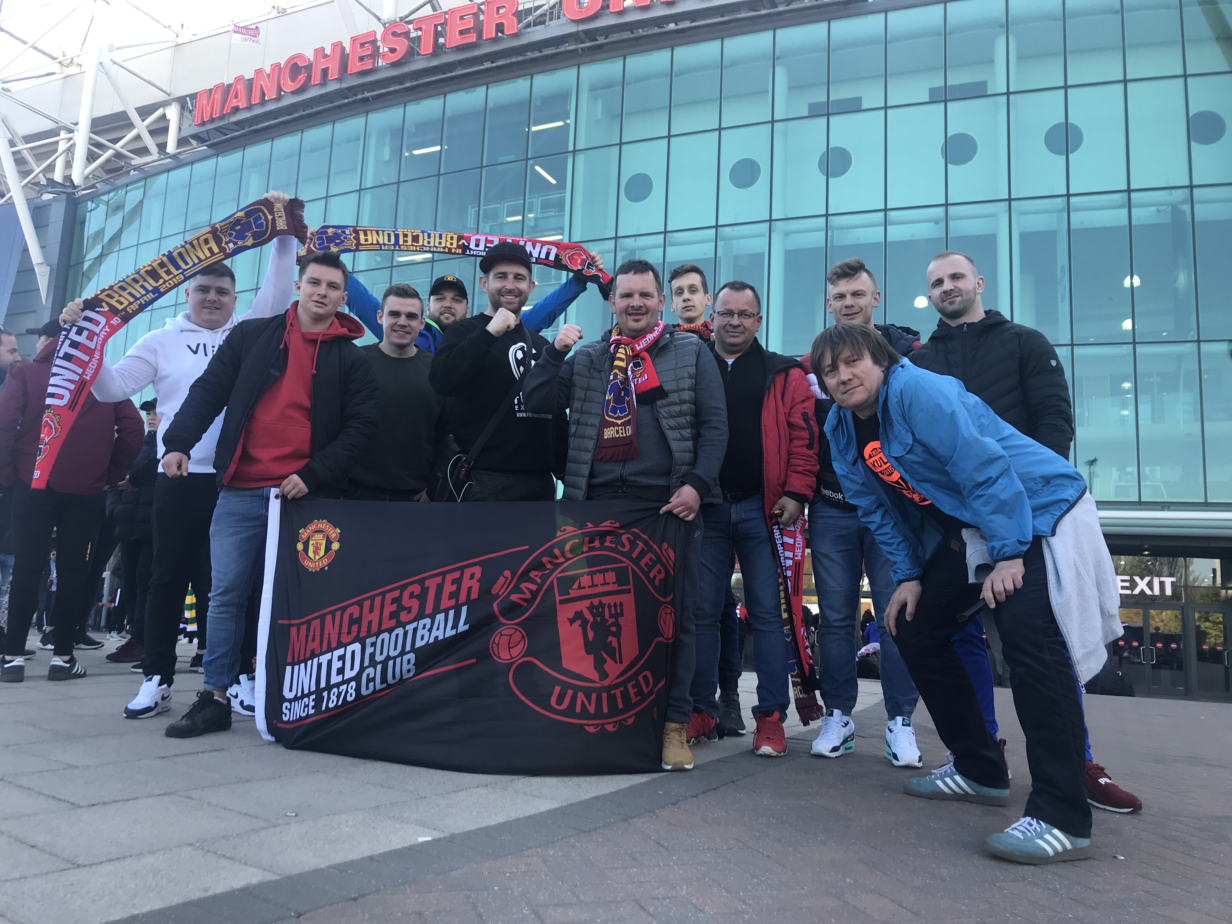 Już we wrześniu Zabierzemy Cię na derby Manchesteru! Skonfiguruj swój pakiet meczowy: 1. Wybierz sektory na stadionie. 2. Wybierz miejsce wylotu - Poznań, Kraków, Berlin: Poznań do Manchesteru 12-15/09/2026 (3 noclegi)* *miejsce wylotu koordynatora Kraków do Manchesteru 12-15/09/2026 (3 noclegi)* *podróżujesz samodzielnie Berlin do Manchesteru 12-14/09/2026 (2 noclegi)* *podróżujesz samodzielnie 3. Podczas całego wyjazdu będziesz pod opieką polskiego koordynatora. 4. Po przylocie do Anglii pojed 5